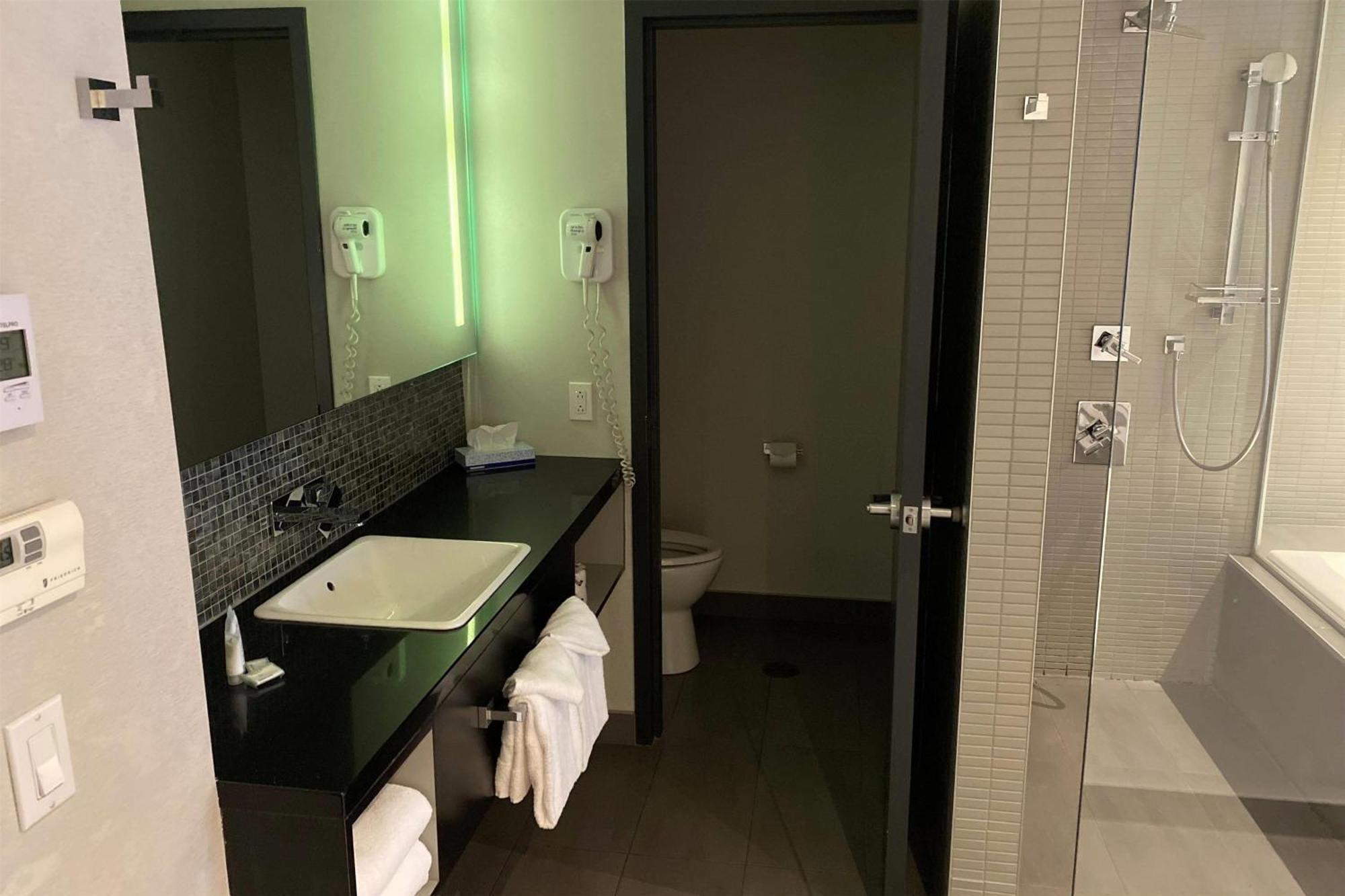 Hotel Ramada By Wyndham Laval Zewnętrze zdjęcie