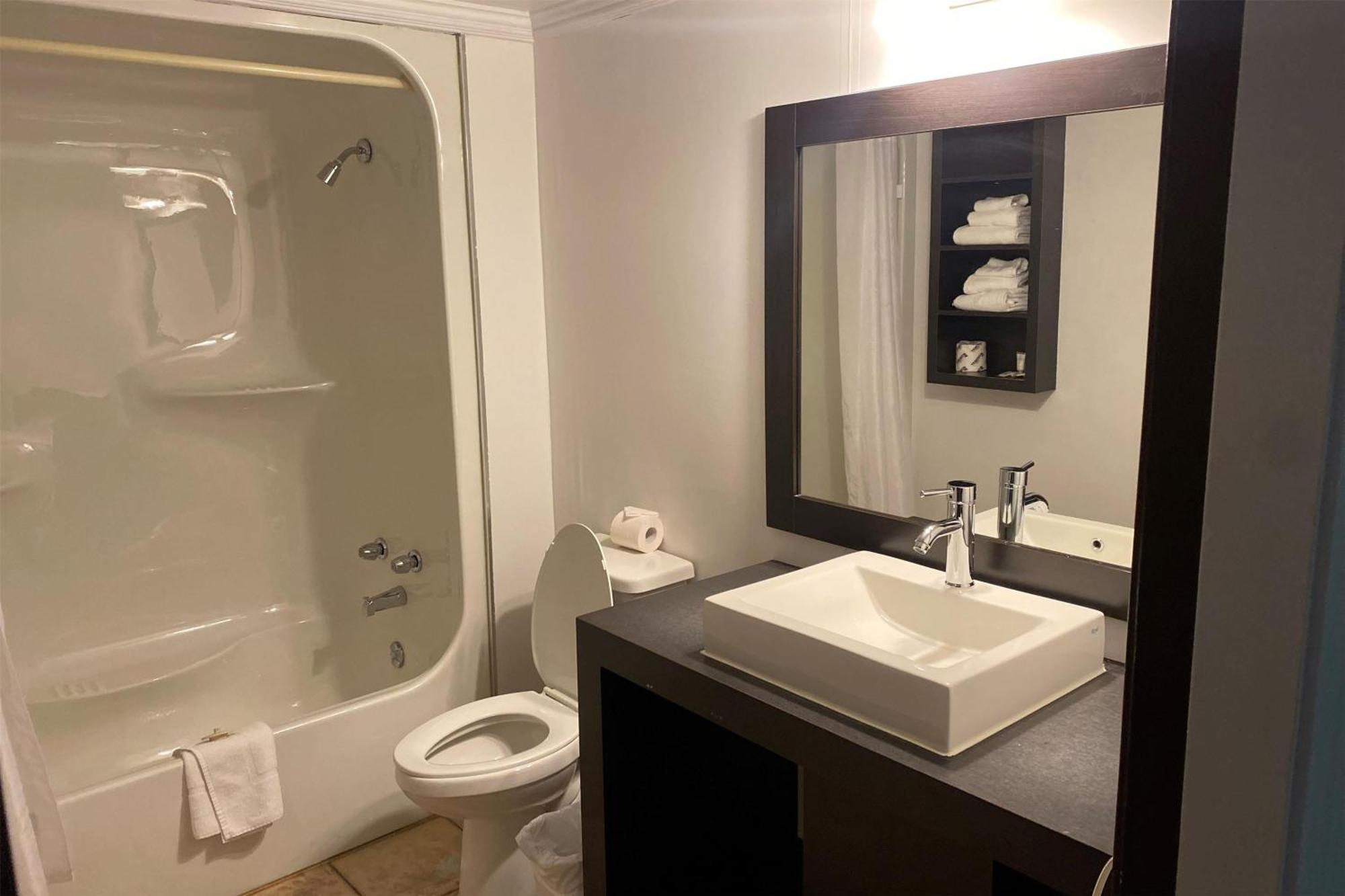Hotel Ramada By Wyndham Laval Zewnętrze zdjęcie